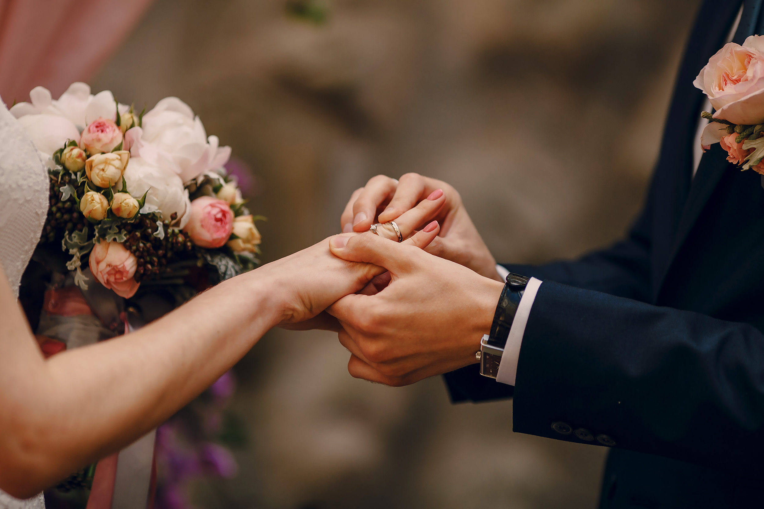 Casal em cerimônia de casamento