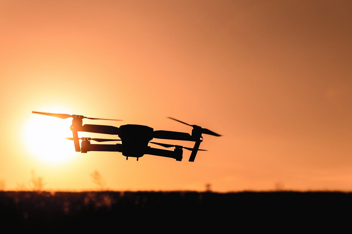 Videomaker com drone para produção aérea